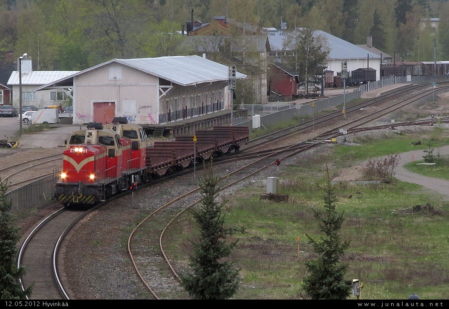 T3643 @ Hyvinkää 12.05.2012
Ovakon juna palailee Riihimäelle mukanaan viisi tyhjää Oav-vaunua. Hyvinkään pääradan opastimella ei tällä kertaa tarvinnut odotella sekuntia kauampaa. :)
Avainsanat: T3642 Dv12_2701 Dv12_2715 rautajuna