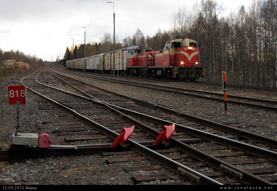 Tavarajuna Mäntästä Tampereelle Alavudella!
Kännykkään tullut hätäpuhelu kertoi Mäntän lauantaisen [i]"paskapaperijunan"[/i] seonneen ja lähteneen paluumatkalle päinvastaiseen suuntaan - kohti Seinäjokea! 
Avainsanat: Dv12_2730 Dv12_2562 paperijuna T3316 Mänttä-Vilppulan-tavarajunat-kiertoreitillä-2012