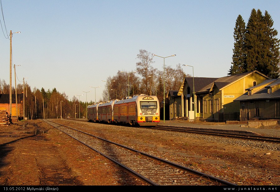 Myllymäki: 3 kiskobussia + 0 matkustajaa!
Avainsanat: triplavankka Dm12_4412 Dm12_4409 Dm12_4411 H486