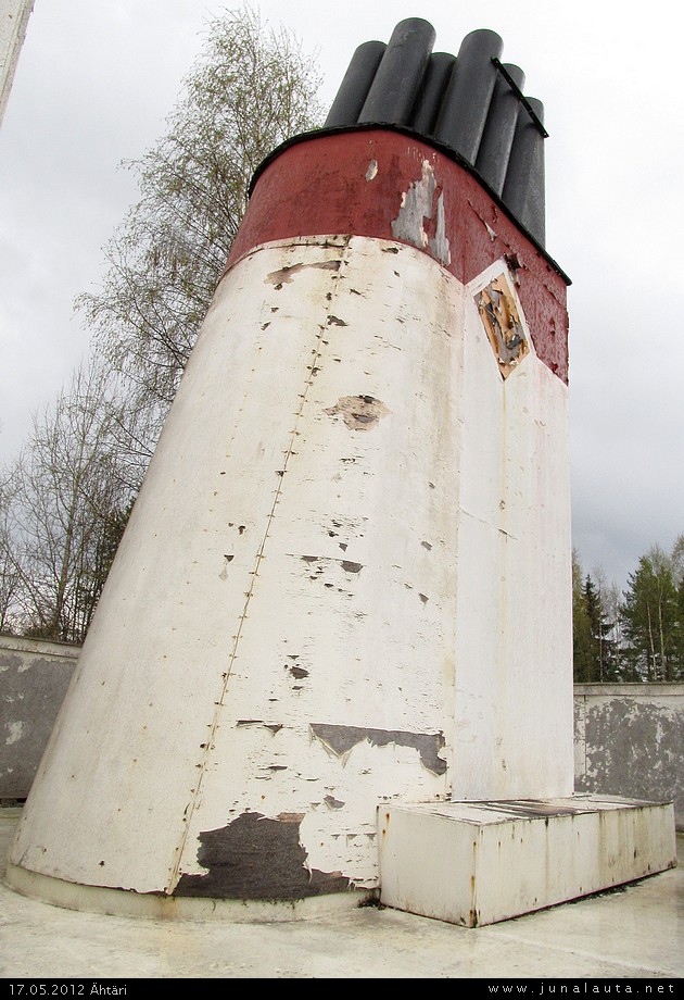 Ruotsinlaivan korsteeni
...se kaikkien Dv12 27-dieselveturisarjan piippujen esikuva!
Avainsanat: laivakuva piippukuva