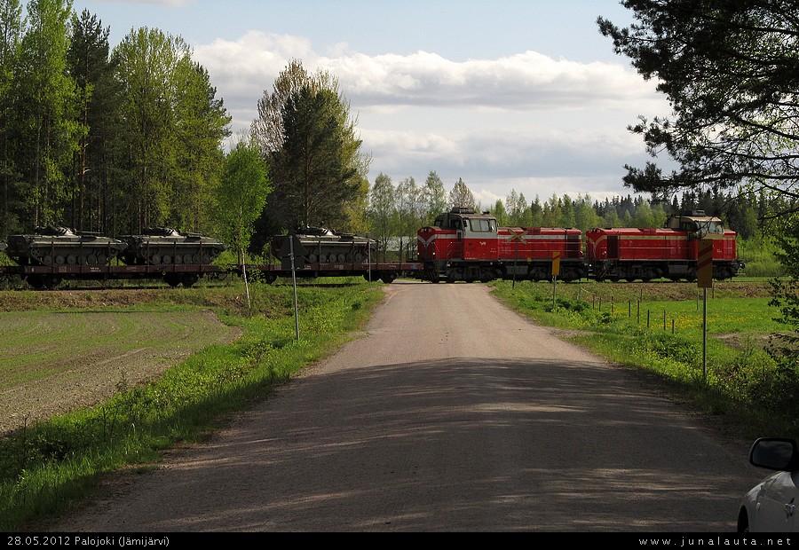 Panssarijuna Parolasta Niinisaloon 28.05.2012
Avainsanat: sotilasjuna panssarivaunu Dv12_2550 Dv12_2724