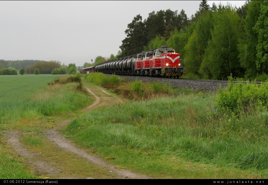 T3505 lähestyy Raisiota 01.06.2012
.. peräti 45 vaunun mittaisena! :)
Avainsanat: T3505 Dv12_2566 Dv12_2554 Dv12_2553