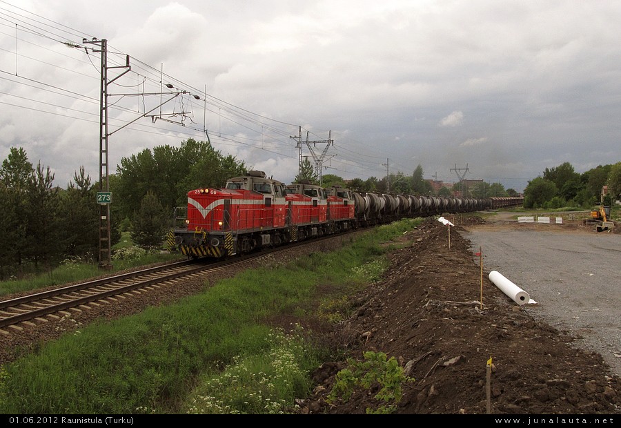 T3505 @ Raunistula 01.06.2012
Uudenkaupungin juna ampaisee T3515:n perään veturit mouruten!
Avainsanat: T3505 Dv12_2566 Dv12_2554 Dv12_2553