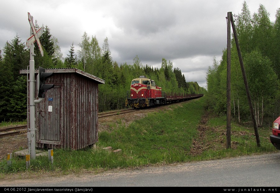 Jämijärventien tasoristeys tositoimissa 04.06.2012!
Avainsanat: sotilasjuna Dv12_2630 tasoristeyskuva