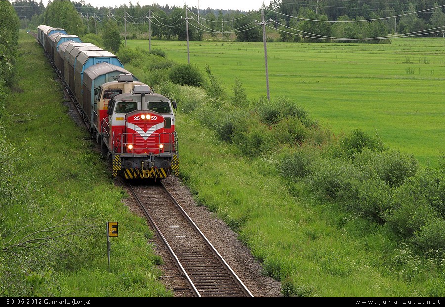 T3644 @ Lohja 30.06.2012
Kirkniemen juna paahtaa täysillä vt25:n ali! Kokoonpanossa vain sellu- ja paperivaunuja, voimanlähteinä kaksi iki-ihanaa MGO-dieselmoottoria punaisiin peltikuoriin piilotettuna! :)
Avainsanat: Dv12_2724 Dv12_2559 T3644