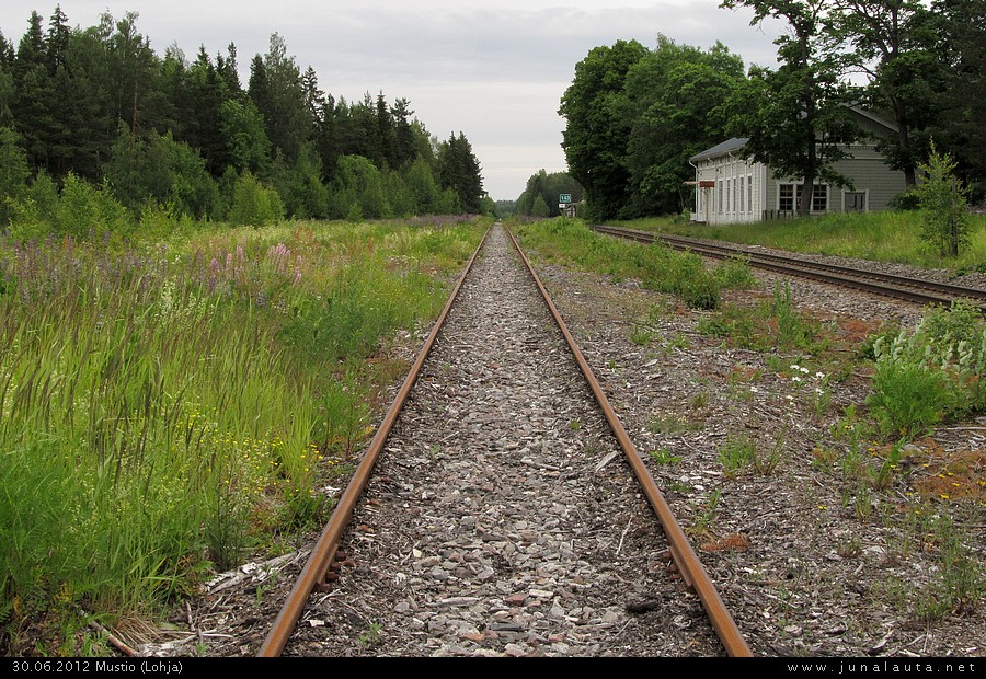 Mustion kuormausraide kesällä 2012
Myös sepelinlastausramppi on purettu, joten purettava alkaa Mustiossa käydä vähiin... Purettavien listalla jäljellä on enää vain tämä kuormausraide!
