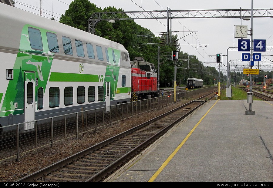 Kiskobussit ovat toistaiseksi veturijunia! (Karjaa 30.06.2012)
H390 valmistautuu Karjaan asemalla vetämään matkustajavaunujunan Hankoon! :)
Avainsanat: H390 Dv12_2551