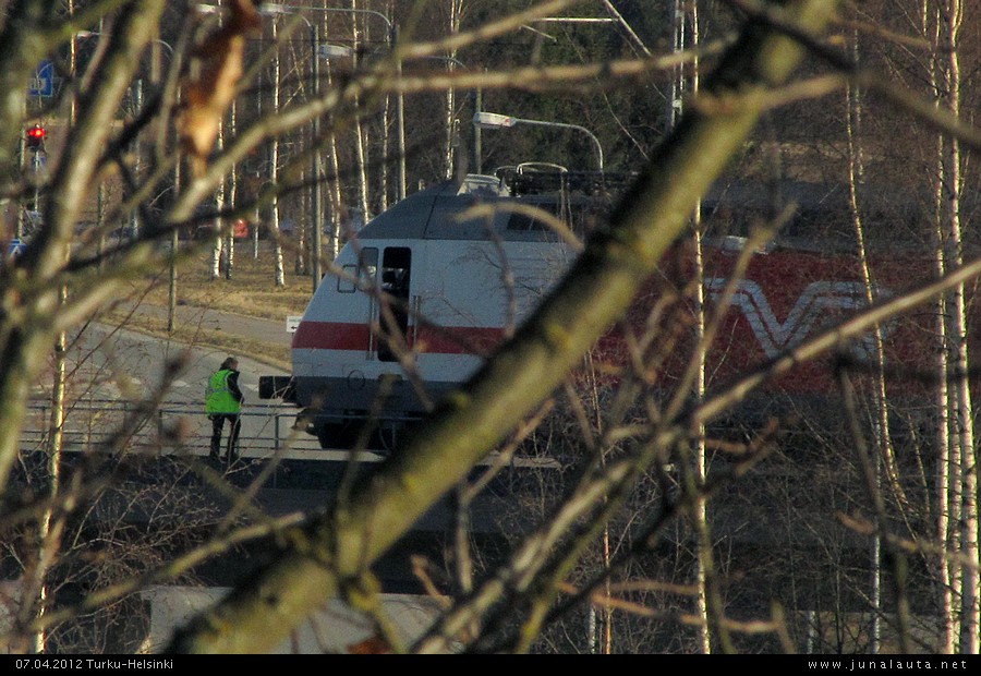 "Eläimen allejäänti" rantaradalla 07.04.2012
Veturinkuljettaja näyttää esimerkkiä kollegoilleen: Heijastinliivit päälle ennen kuin mennään ulos radalle tarkistamaan junaan mahdollisesti tulleet vauriot! ... tai noh, lieneekö vilkasliikenteinen alikulku osasyy pukeutumiskoodin noudattamiselle? :)
Avainsanat: Sr2