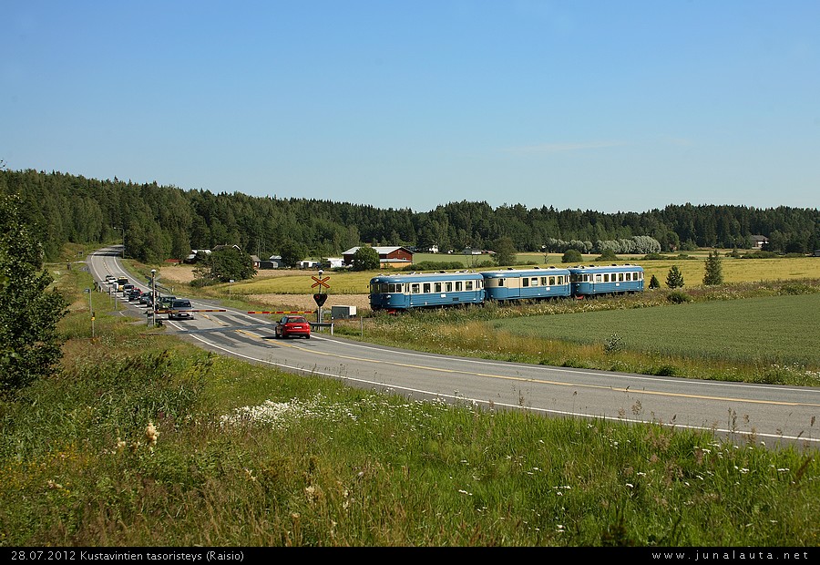 Lättähattujuna Kaupunkiin Kustavintien tasoristeyksessä 28.07.2012
Avainsanat: museojuna Dm7_4185 Dm7_4209 EFiab_11599 HMVY tasoristeyskuva