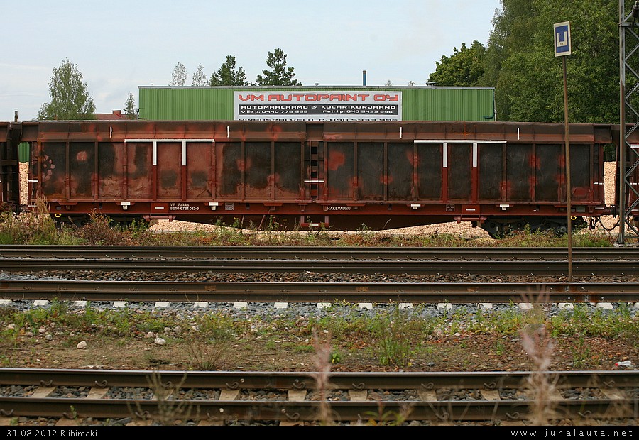 Fakks 82106781082-9 @ Riihimäki 31.08.2012
Riihimäellä näytetään edelleen kauhottavan sahanpurua junanvaunuihin! <3
Avainsanat: Fakks-vaunu