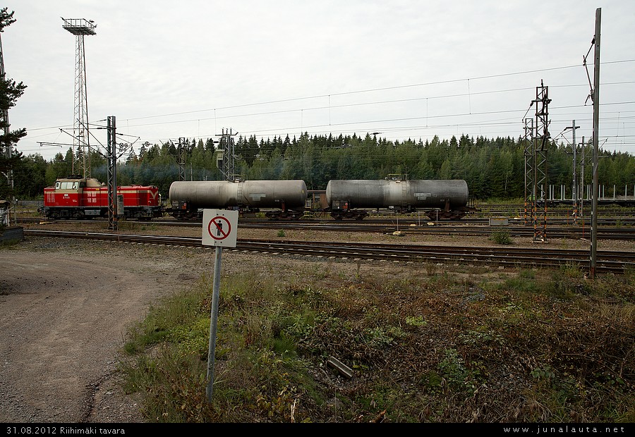 Viinamäen juna 31.08.2012
Koskenkorvan etanolivaunuliikenne siirtyy kiskoilta kumipyörille vuoden loppuun mennessä. Elokuun viimeisenä perjantaina suunnistettiin melko minimikokoonpanolla Riihimäeltä Rajamäelle: Mukana kaksi täyttä pottua, kummallekin konnarille omansa - veturinkuljettaja sai hoitaa hommansa ilman! :) 
Avainsanat: Dv12_2705 T3676 Sob-vaunu etanoliliikenne