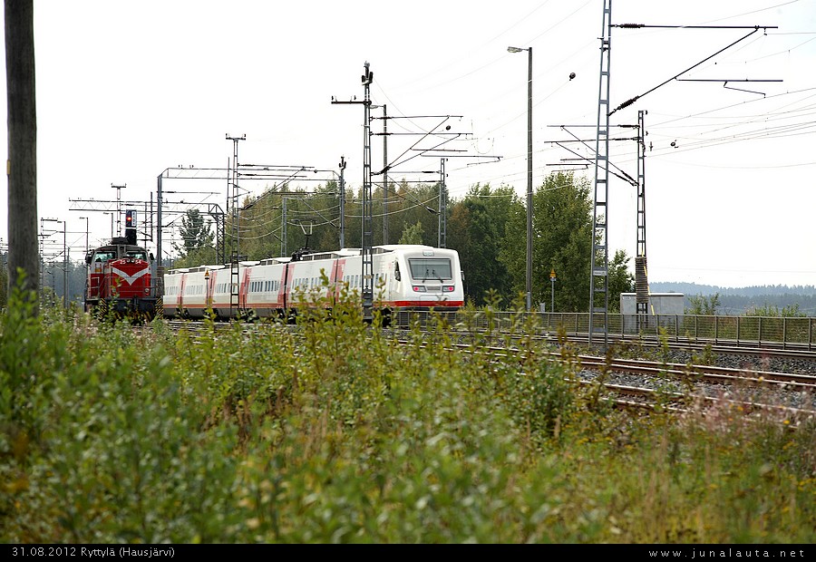 Ryttylän päivystäjä 31.08.2012
Samaan aikaan kun Rajamäen junan valmistautui lähtöön Riihimäellä, hiippaili Dv12 2554 Ryttylään tuoden vaunun tai vaunuja. Tässä odotellaan jo vapaata latua takaisin Riihimäelle.
Avainsanat: Dv12_2554