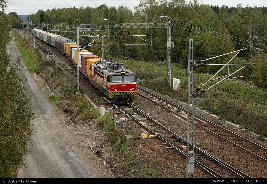 T3436 @ Orivesi 01.09.2012
Jämsänkoskelainen kulkee etuajassa: Orivesi ohitetaan 16:39 ja samalla vaihdetaan latua!
Avainsanat: T3436 Sr1_3063