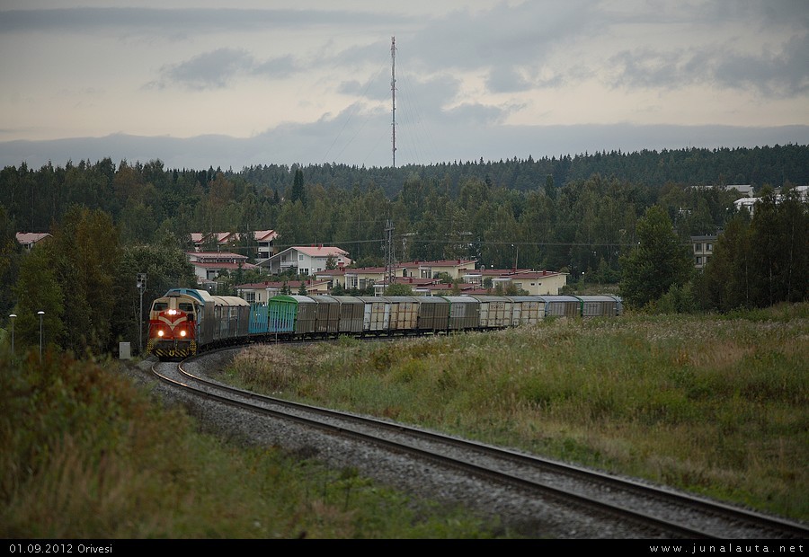 T3316 @ Orivesi 01.09.2012
Lauantainen T3316 Mänttä-Vilppulasta mouruaa näemmä yhdellä veturilla. Oriveden keskusta alkaa jäämään taakse Tähtiniemen tasoristeystä lähestyttäessä.
Avainsanat: T3316 Dv12_2732 mänttä-vilppulalaine