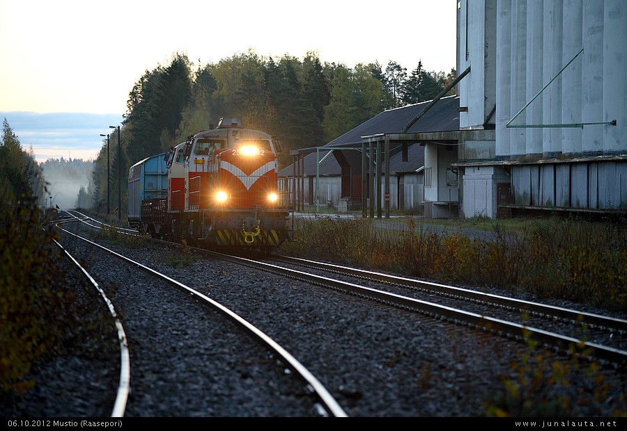 T3680 @ Mustio 06.10.2012
Koverharin juna oli liikenteessä lauantaina - mutta kävikö se Koverharissa, sitä ei tullut käytyä katsomassa.. Vetovoimaa pitää toki olla! :) 

Juna kulki harvinaiseen(?) tapaan etuajassa, Karjaa ohitettiin pysähtymättä jo ennen kahdeksaa. Vastaavasti Kemin paperijuna oli sekin liikkunut rivakasti, Karjaalta juna karkasi jo puoli kahdeksan tienoilla eteenpäin kohti Hankoa..
Avainsanat: T3680 Dv12_2542 Dv12_2713