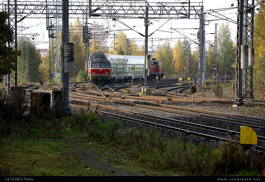 Diesel vastaan sähkö :)
Taistelu vaunuletkasta käy kuumana ja tasaväkisenä! :) 

Veturina Dv12 2726 ja ohjausvaununa Sr1 3059.
Avainsanat: Dv12_2726 Sr1_3059