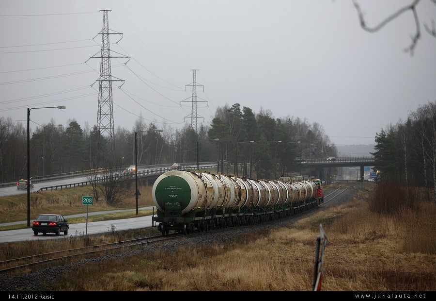 Viheriäisten paluujuna 14.11.2012
Säännöllisen epäsäännöllistä junaliikennettä Viheriäisten radalla: 12 venäläisvaunua on käyty vaihtamassa 12 venäläisvaunuun Neste Oilin jalostamolla Naantalissa. 
Avainsanat: Dv12_2634 öljyjuna Vgobo-vaunu viheriäläläine vaihtotyöliikenne