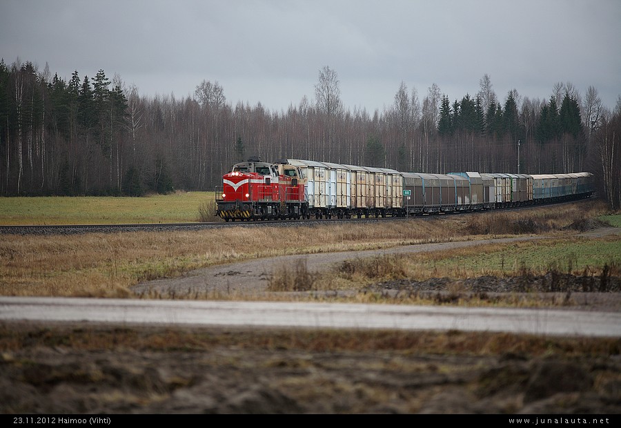 T3647 @ Haimoo 23.11.2012
Kirkniemen paluujuna kulkee komeasti Haimoon peltoaukeilla! :)
Avainsanat: T3647 Dv12_2547 Dv12_2737