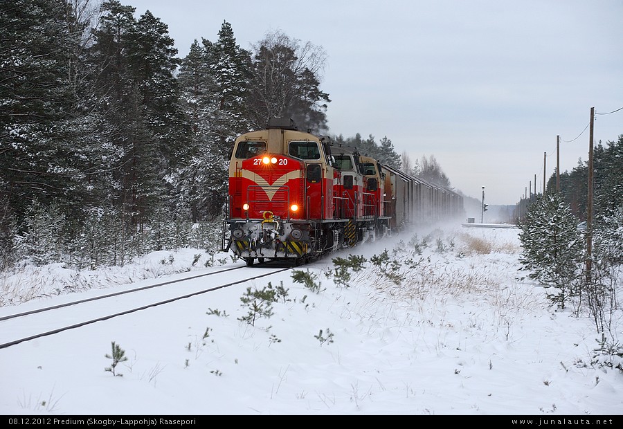 T3680 @ Predium 08.12.2012
Hangosta takaisinpäin tullessa piti pysähtyä katsomaan Prediumissa, mitä Lappohjan tulo-opastin tietää tällä kertaa juoruta jahka H383 oli selvinnyt Dragsvikista! Ja kyllä, rautajunalle oli tälläkin kertaa värit sivulle! :)
Avainsanat: T3643 Dv12_2720 Dv12_2559 Dv12_2702 T3680 rautajuna