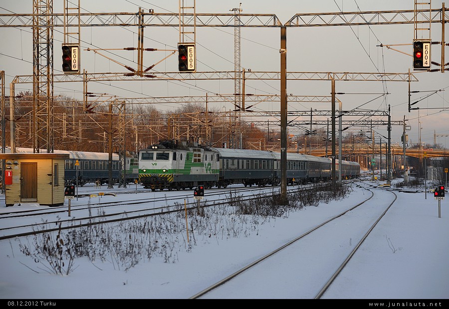 Jokerijuna saapuu Turkuun 08.12.2012
Avainsanat: P651 Jokerijuna-2012 Sr1_3076