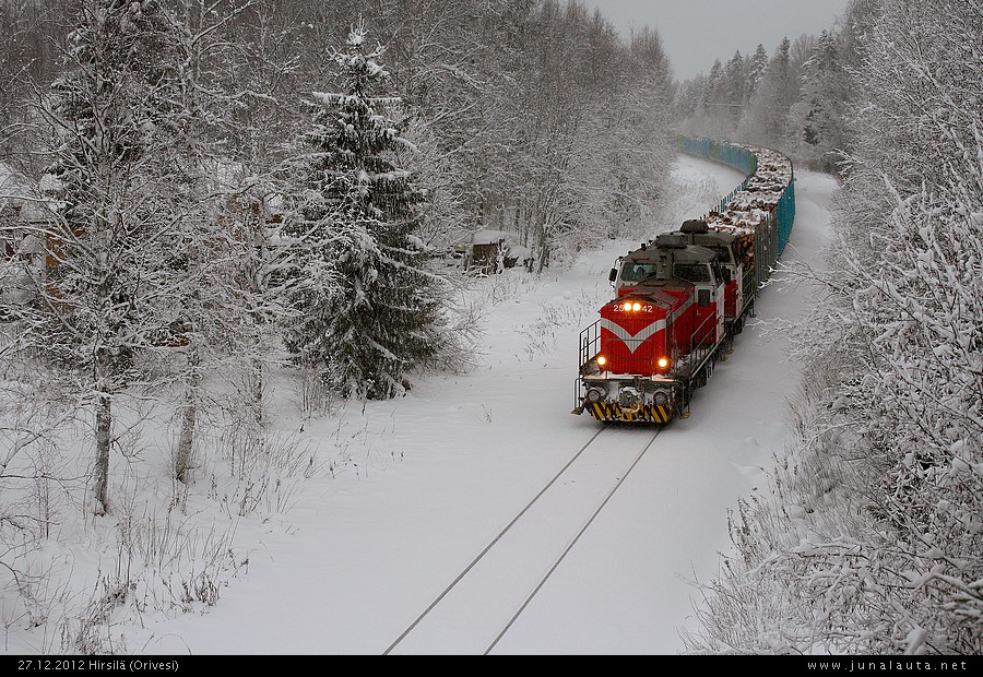 Haapamäkeläine. Hirsilässä 27.12.2012
Riittävästi akseleita mierontien varrelta.
Avainsanat: T3310 raakapuujuna Dv12_2545 Dv12_2542 haapamäkeläine