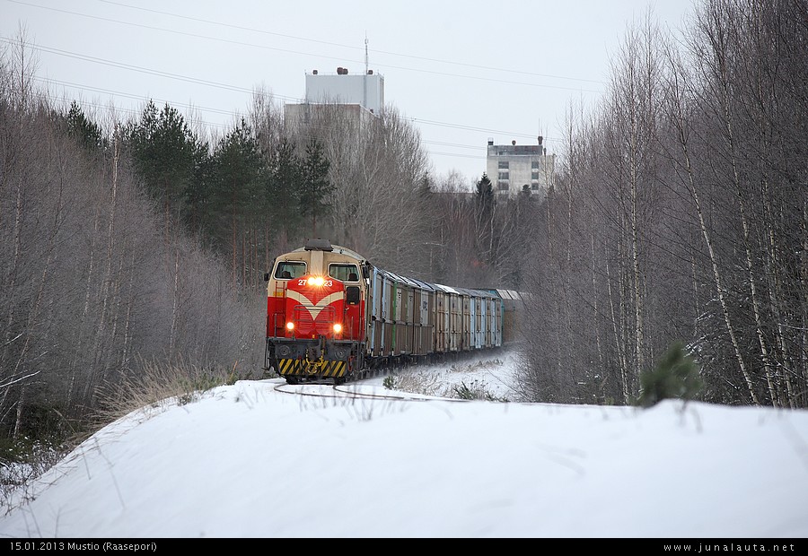 T3533 @ Mustio 15.01.2013
Tyhjä paperivaunujuna T3533 kulkee nykyään näemmä yhdellä veturilla Hangosta Kirkniemeen. Kirknimessä on kuitenkin odottamassa apuveturi junaan T3534, kun veturijunaa 11130 ei enää ajeta Karjaalle.
Avainsanat: T3533 paperijuna Dv12_2723