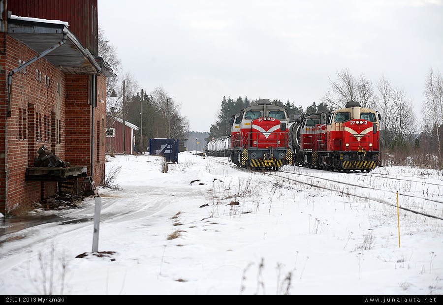 Junaruuhkaa Mynämäellä 29.01.2013
Liikenteessä oli kuulemma myös iltajuna!
Avainsanat: T3553 Vet11302 Dv12_2713 Dv12_2568 Dv12_2549 Dv12_2562 ammoniakkijuna