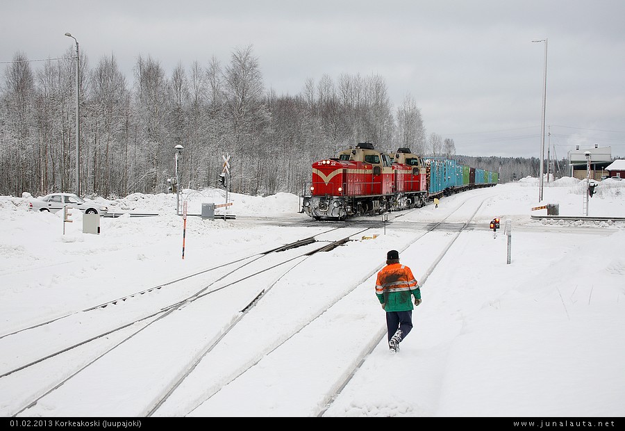 Haapamäkeläine Korkeakoskella 01.02.2013
Korkeakosken vaihtotöitä möyrii häiritsemään raakapuujuna, ilmeisesti Haapamäeltä. Myös Manttässä kuormataan yhä puuta vaunuihin, joten vaunut saattoivat olla myös sieltä, kuormauspaikalla havaittiin tyhjä rapuvaunurunko odottamassa täyttöä.
Avainsanat: T3310 raakapuujuna Dv12_2703 Dv12_2722 haapamäkeläine