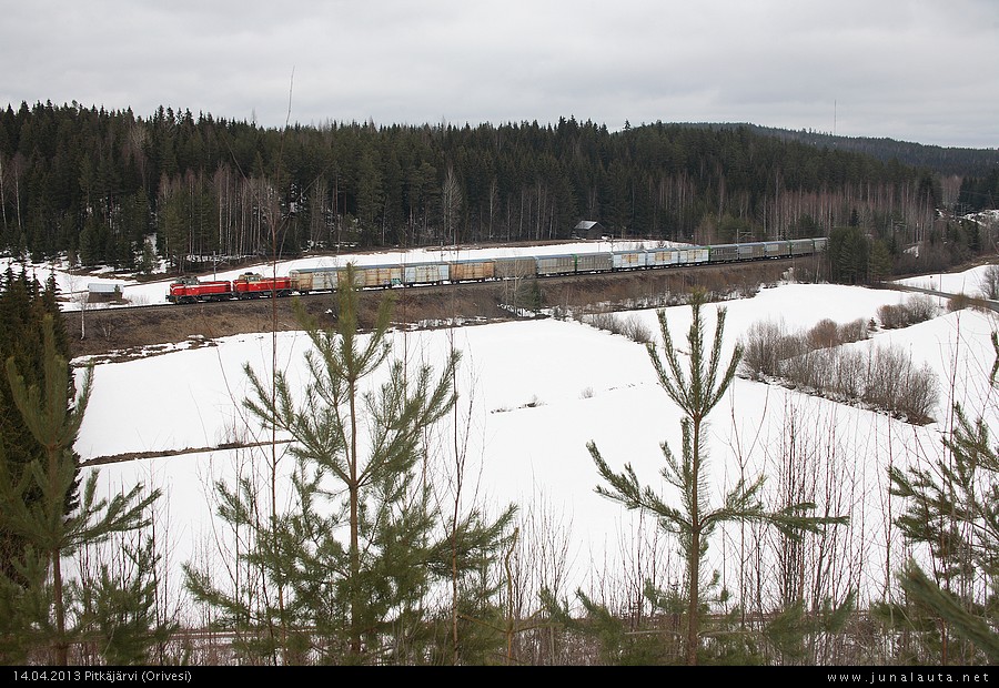 T3402 @ Pitkäjärvi (Orivesi) 14.04.2013
Olkoon äänekoskelaine tällä kertaa tämän näköinen. Parempikin kuvausaukko löytyi kuvanoton jälkeen, mutta märkä suojalumi oli todella raskas edettävä lumikenkien avustuksella! Tänne palaamme toki lumettomilla kuvauskeleillä! ;)
Avainsanat: paperijuna Dv12_2705 Dv12_2557 T3402 äänekoskelaine 20130414