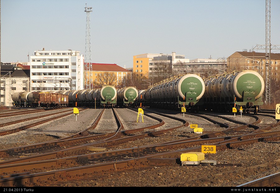 Kondensaattivaunujen ruuhkaa Turussa 21.04.2013
Vaunuja laskettiin olevan 66 kappaletta. 

Aiheesta aiemmin: 
[url=http://www.ts.fi/uutiset/kotimaa/465617/Venalaiset+sailiovaunut+lojuvat+Turun+ratapihalla+jo+toista+viikkoa]http://www.ts.fi/uutiset/kotimaa/465617/Venalaiset+sailiovaunut+lojuvat+Turun+ratapihalla+jo+toista+viikkoa[/url] 

(kuvattu pokkarilla)
Avainsanat: Vgobo-vaunu öljyjuna 20130421