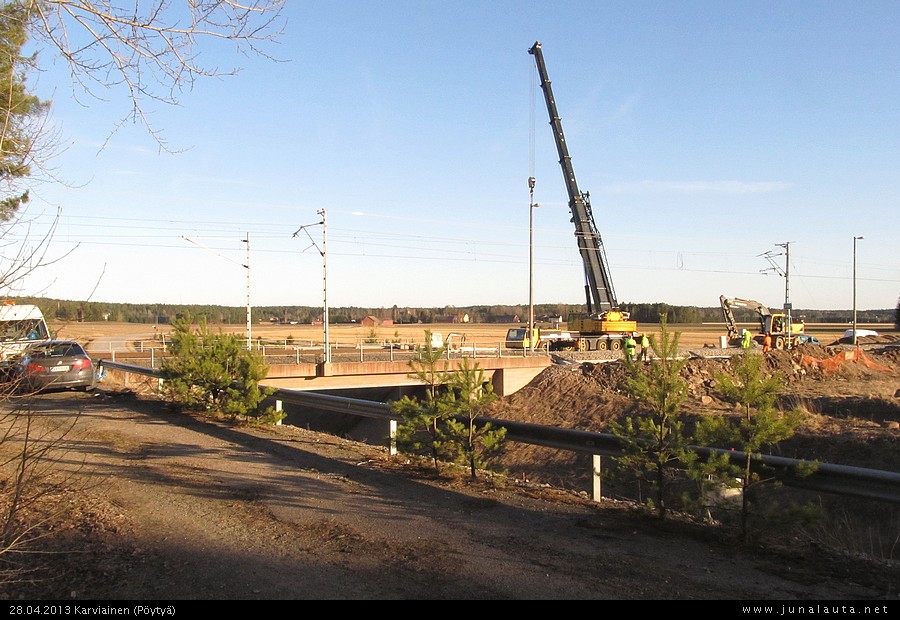 Vaihdetöitä Karviaisissa 28.04.2013
Karviaisten junakohtaamispaikan vaihteet vaihdettiin huhtikuun viimeisenä viikonloppuna. Junamatkustajat oli tuolloin bussitettu.
Avainsanat: ratatyömaa 20130428 mobiilinosturi