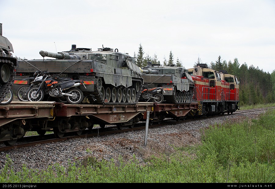 Sotilasjuna Niinisalosta 20.05.2013
Enduropyörät ja Leopardit elävät näemmä symbioosissa! :)
Avainsanat: sotilasjuna panssarivaunu Dv12_2719 Dv12_2738 T4817 20130520