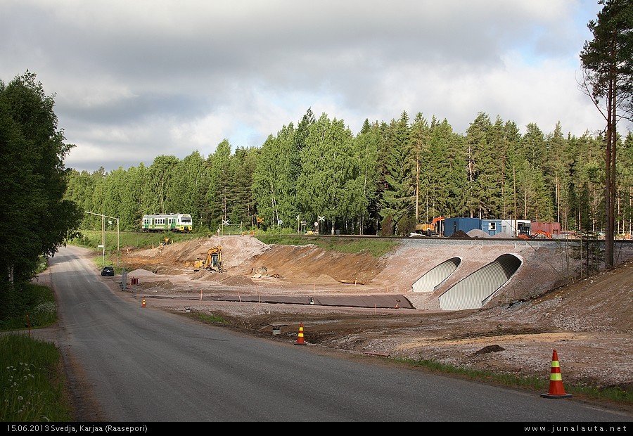 H382 @ Svedja 15.06.2013
Svedjan putkialikulkutunnelit kaipaavat vielä viimeistelyä, vaikka ovatkin jo käytössä.
Avainsanat: Dm12_4402 poistettu_tasoristeys alikulkutyömaa 20130615