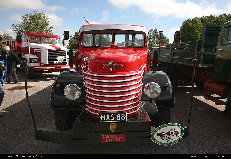 Vanaja 1957 
Vanajaa näyttää hihityttävän kovasti! :)
Avainsanat: Vanaja MAS-88 Vetku 20130615