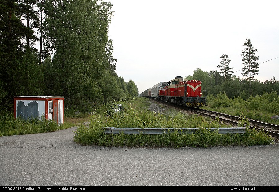 T3042 @ Predium 27.06.2013
Se ainokainen tavarajuna Riihimäeltä Hankoon olikin sitten tavallisen tylsä kokoonpanoltaan: Vain yksi autovaunu eikä mitään Dynamiittivaihteelle tai Tulliniemeen..
Avainsanat: T3042 Dv12_2702 Dv12_2544 hankolaine 20130627