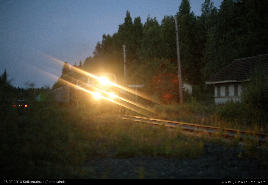 Rantasalmen puujuna @ Kolkontaipale 23.07.2013 klo 23:27
Yritettävä on kun tänne saakka on tultu, mutta eiköhän tästä vielä selvää saa! 
Avainsanat: raakapuujuna Dv12_2536 Dv12_2524 T4265 rantasalmelaine 20130723