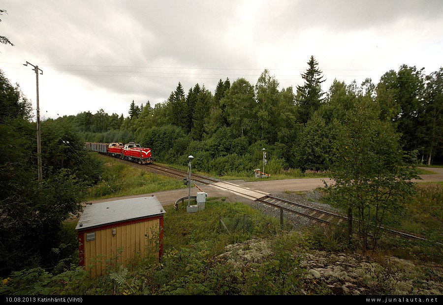T3647 @ Katinhäntä 10.08.2013
Katinhännän yliarvostetun kuvauspaikan pohjoispuolelta löytyy herkullinen kuvauskallio Korkeakalliontien tasoristeysnäkymällä, johon saa mahtumaan mukaan myös aina niin herkullisen palan raakapuujunan punaista keulapäätä! :>  

Junan numero on joko oikein - tai sitten ei ole... Kirkniemestä karkasi takaisin Riihimäelle 1-2 veturia joko vaunujen kanssa tai ilman. Tämän junan vaunut ovat puolestaan peräisin Lohjalta.
Avainsanat: T3647 raakapuujuna Dv12_2541 Dv12_2702 tasoristeyskuva lohjalaine 20130810