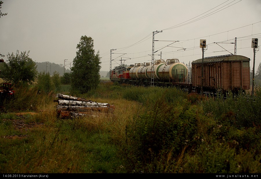 T3515 @ Karviainen 14.08.2013
Turusta ei näemmä enää paljoa kuljetettavaa lähde rautateitse! Ja mitäpä niillä dieselvetureillakaan siellä tehdään kun ei ole vaunujen vaihtotöitä mitä tehdä! :)
Avainsanat: T3515 Dv12_2721 Sr1_3057 turkulaine 20130814