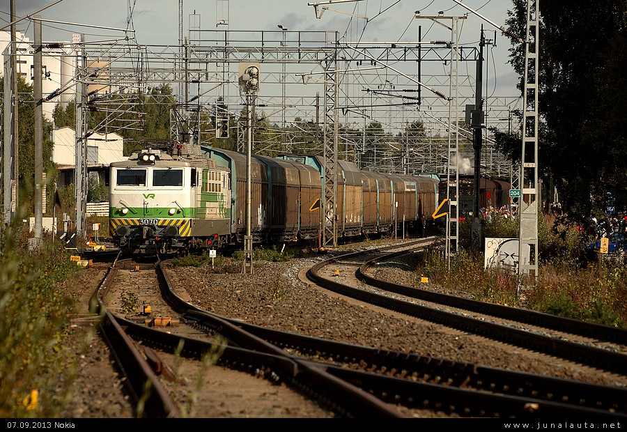 T3430 @ Nokia 07.09.2013
Tavarajuna Jämsänkoskelta Raumalle ohittaa vauhdikkaasti ykkösraiteella kuhnaavan höyryjunan kierrellen kakkosraiteen kautta. Hetkeä myöhemmin rapujuna T3432 tekin saman tempun! 
Avainsanat: T3430 paperijuna Sr1_3070 höyryveturi museojuna Tk3_1136 HMVY raumalaine jämsänkoskelaine 20130907