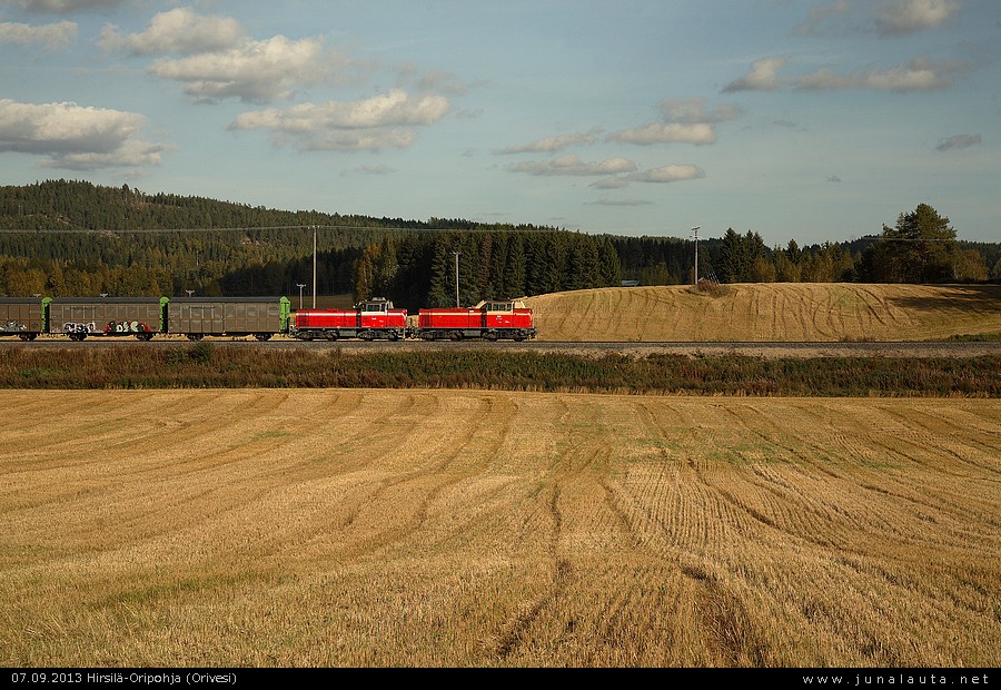 T3320 @ Hirsilä-Oripohja 07.09.2013
Mänttäläine ehti tällä kertaa reilusti ennen vastaantulevaa kiskobussia Orivedelle, Vilppulasta taidettiin lähteä jo heti kolmen jäkeen...
Avainsanat: T3320 paperijuna Dv12_2721 Dv12_2559 Mänttä-vilppulalaine viljapeltokuva 20130907