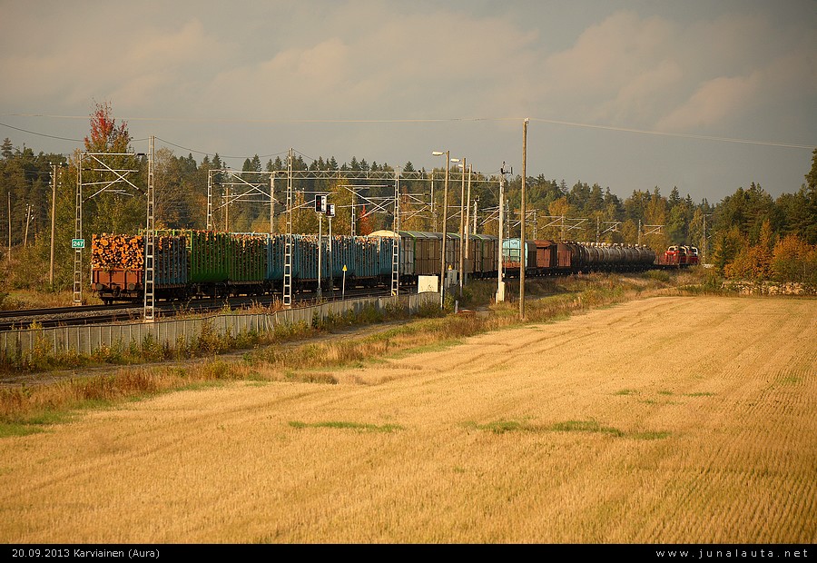 T3515 @ Karviainen 20.09.2013
Turkulaiset ovat ryhdistäytyneet ja kasanneet kunnon junan Tampereelle lähetettäväksi! Puuvaunut tulivat tällä kertaa Piikkiöstä.
Avainsanat: T3515 Dv12_2735 Dv12_2543 turkulaine 20130920