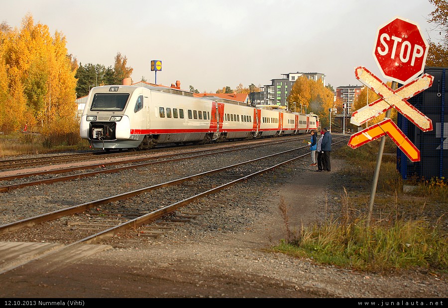 Pendolino Nummelassa 12.10.2013
Avainsanat: Sm3_7x14 Dv12_2626 tasoristeyskuva pendohinaus 20131012