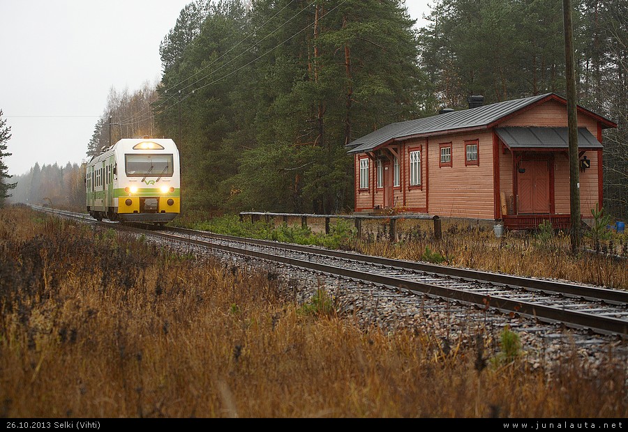 Henkilöjunaliikennettä Hyvinkään ja Karjaan välillä 26.10.2013
Hyvinkään ja Karjaan välillä olikin runsaasti henkilöjunaliikennettä kyseisenä lauantaipäivänä: Ensin tämä kiskobussivuoro Hyvinkään suuntaan, seuraavana pendolino(!)vuoro Hyvinkäältä Turkuun ja kolmantena kiskobussivuoro Hyvinkäältä Karjaalle! :)
Avainsanat: Dm12_4405 20131026