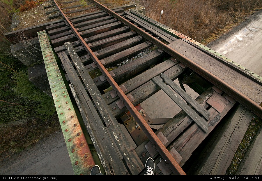 Haapamäen "siirtokuormaussilta" 06.11.2013
Keikkuessa kaiteettomalla rautatiesillalla huomio kiinnittyi omituiseen aukkoon sillan keskellä... Ratapölkkyjäkin näkyy oikein kirveellä viistetyn! Siis hetkinen... Tämähän vaikuttaakin tutulta... 

Vastaus löytynee vuonna 1989 otetusta kuvasta: 
[url=http://vaunut.org/kuva/72391]http://vaunut.org/kuva/72391[/url] ?
Avainsanat: hylätty_raide siltakuva 20131106