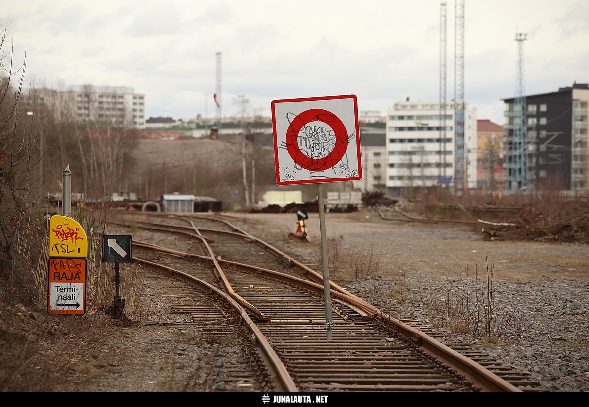 SEIS-levy Heikkilän ratapihalla Turussa
Avainsanat: SEIS-levy SEIS-levytetty-Turku 20150320