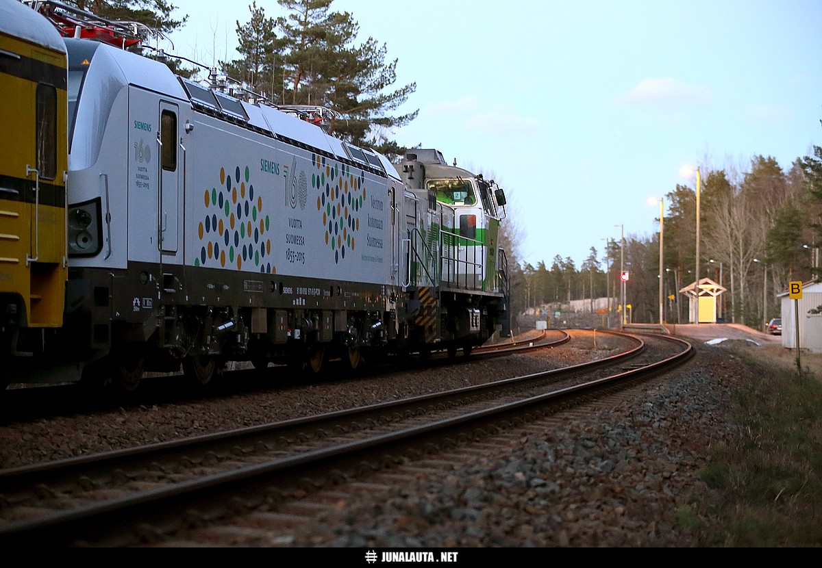 Vectron-hinaus @ Dragsvik 21.03.2015
Uuden VR:n sähköveturityypin hinaus Hangon satamasta Ilmalaan pysähtyy Dragsvikissa Tammisaaressa antaessaan kulkutilaa vastaan tulevalle kiskobussivuorolle.
Avainsanat: MV11902 Dv12_2647 USr3 Vectron A17 20150321_Vectron 20150321