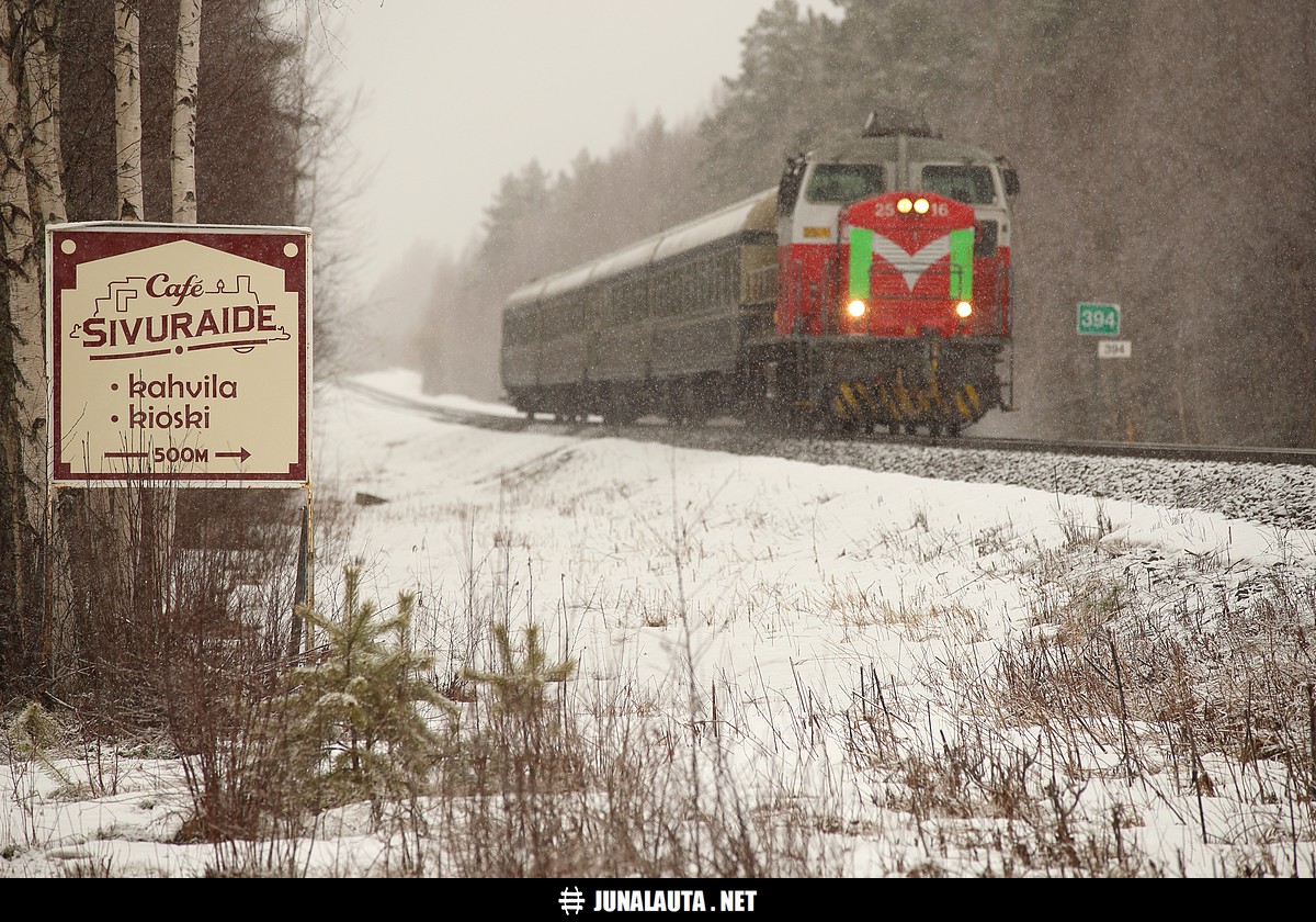 H450 @ Sydänmaa 23.03.2015
[i]Cafe Sivuraiteella[/i] Alavuden Sydänmaalla eivät junat pysähtele radanvarsimainoksesta huolimatta - eivät edes museojunat! :)
Avainsanat: Dv12_2516 H450 20150323