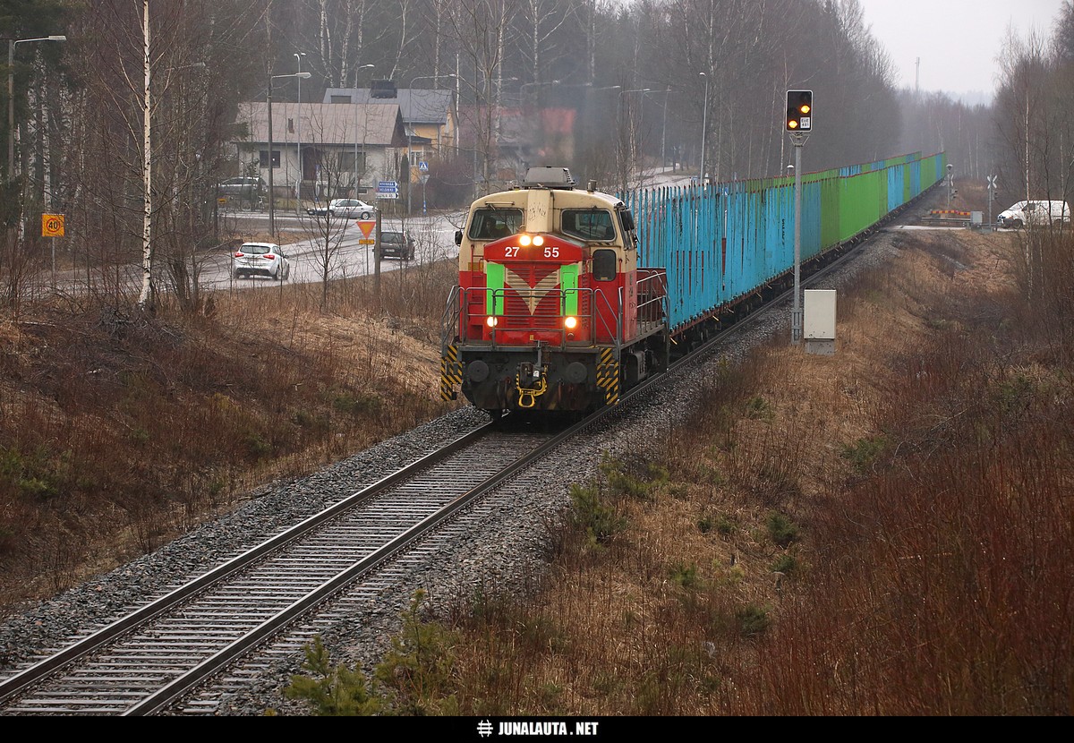 T53682 @ Lohja 27.03.2015
[i]"Kun lehmänkello iloisesti kilahtaa, kuva internettiin pikaisesti vilahtaa!"[/i]
Avainsanat: T53682 T3682 Dv12_2755 tasoristeyskuva raakapuujuna lehmänkello 20150327