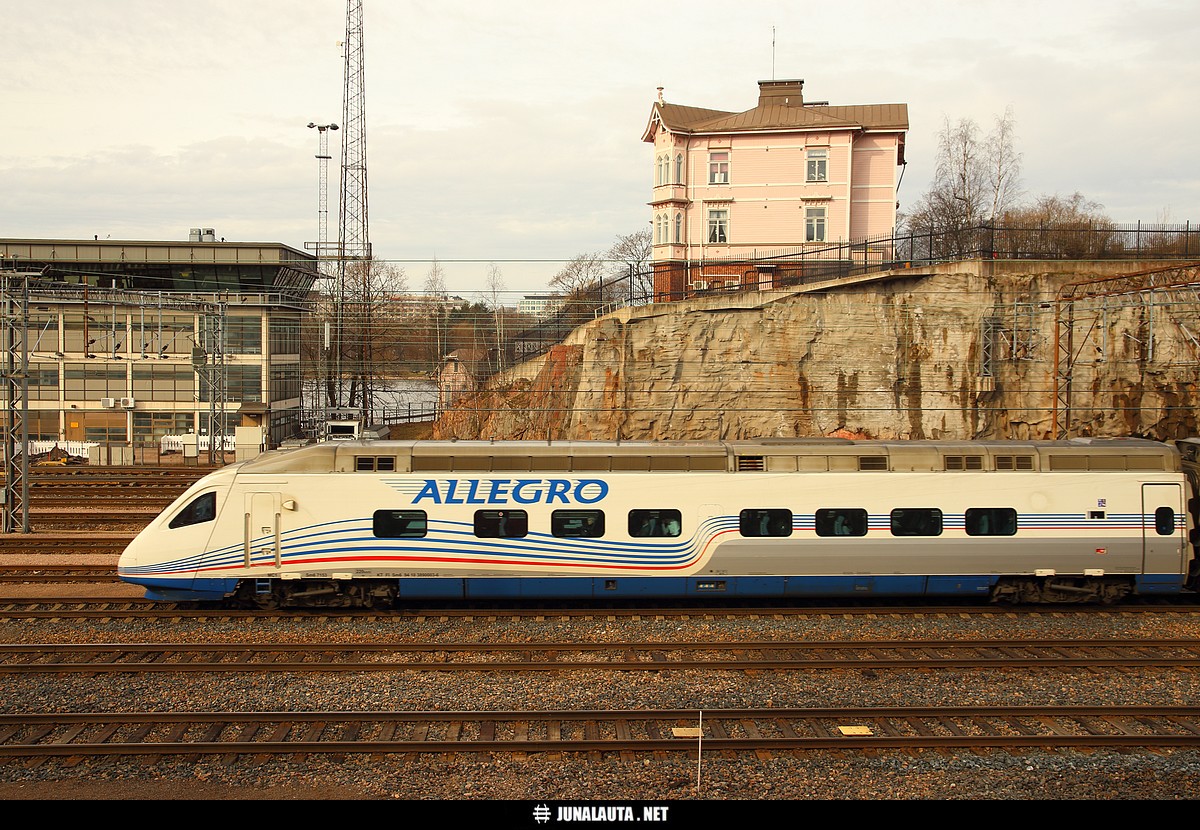 AE781 @ Linnunlaulu 07.04.2015
JIHUU!! Kuvaajan ja sivuston e-n-s-i-m-m-ä-i-n-e-n Allegro-kuva ikinä! :)) 

...olisiko seuraava yhtä haasteellinen tehtävä olla kuvata kaikki Helsinkiin saapuvat ja sieltä lähtevät junat yhden vuorokauden ajalta? :p
Avainsanat: AE781 Sm6_7x53 Allegro Sm6 20150407