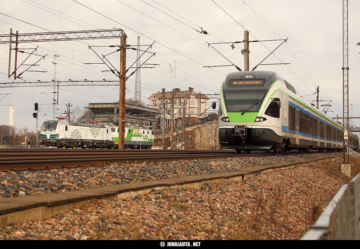Vectron-saatto Linnunlaulussa 07.04.2015
Ilmalasta Helsingin päärautatieaseman raiteelle 13 painettu koeveturi joutui seisomaan peräti 20 minuuttia odottelemassa raiteen vapautumista ja tyhjää kulkuväylää.
Avainsanat: HL9318 SAA69303 N-juna USr3 Vectron 20150407_Vectron Sr1_3087 Sm5 Flirt 20150407